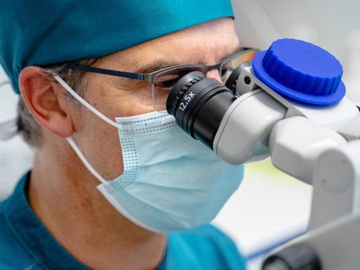 Microscopio intraoperatorio digitale zeiss